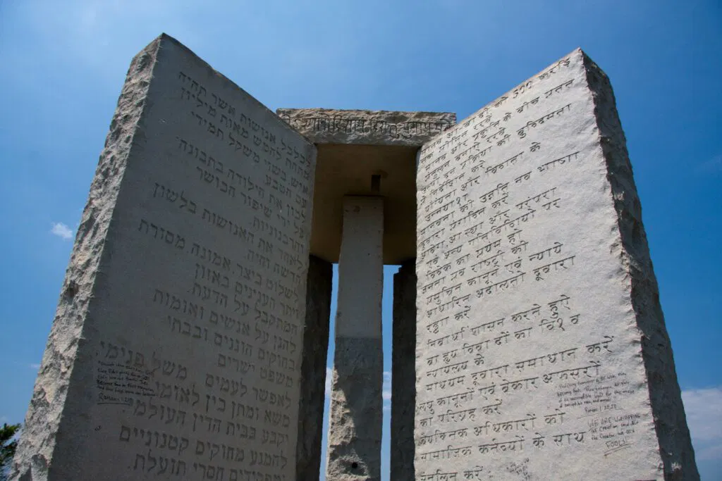 Kode Rahasia di Georgia Guidestones: Apa Pesan Tersembunyi?